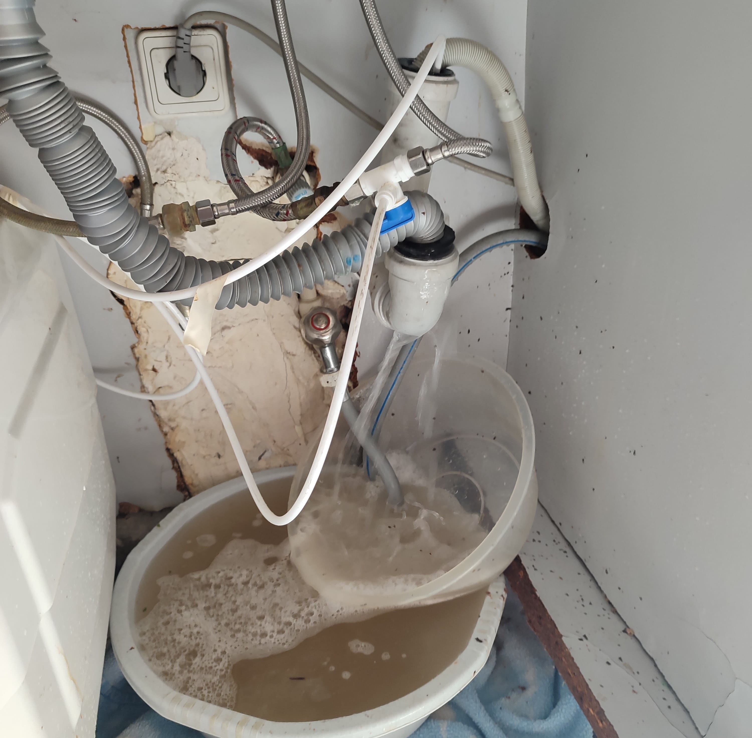 Lavabo suyu geri tepiyor ne yapmalıyım