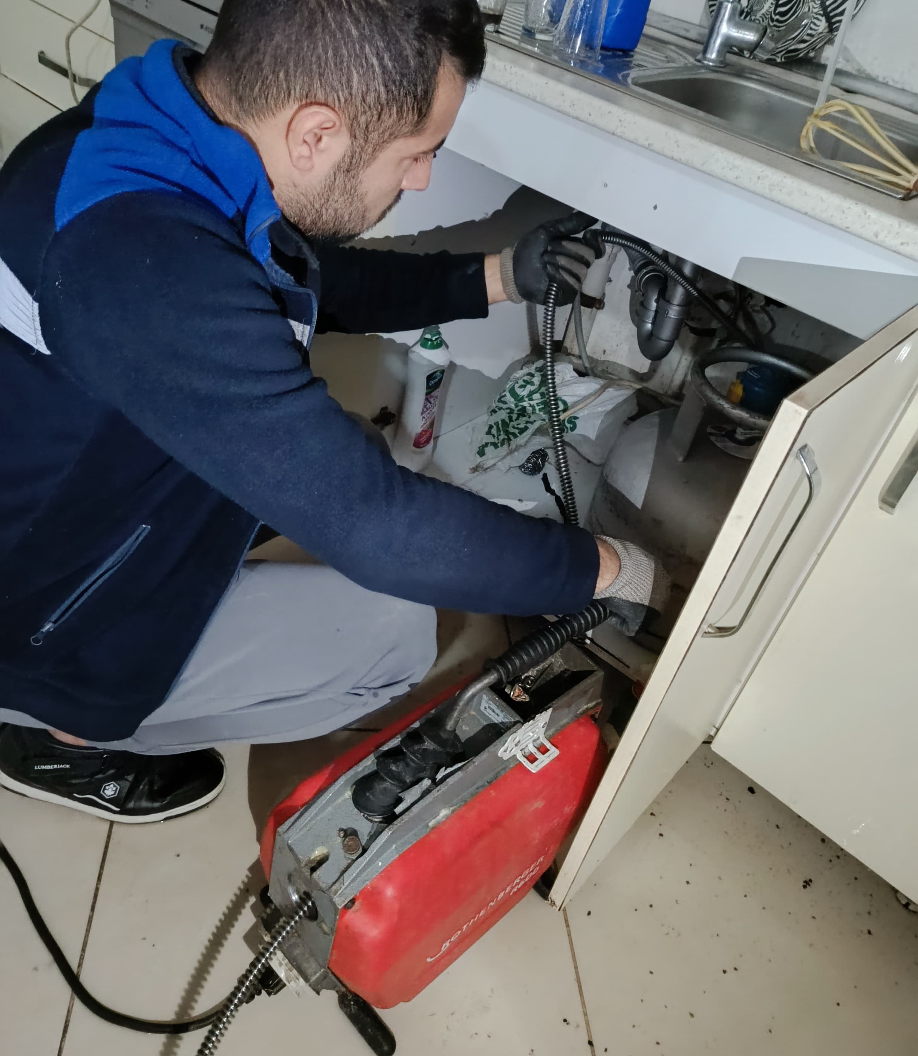 Lavabo tıkandı geri tepiyor